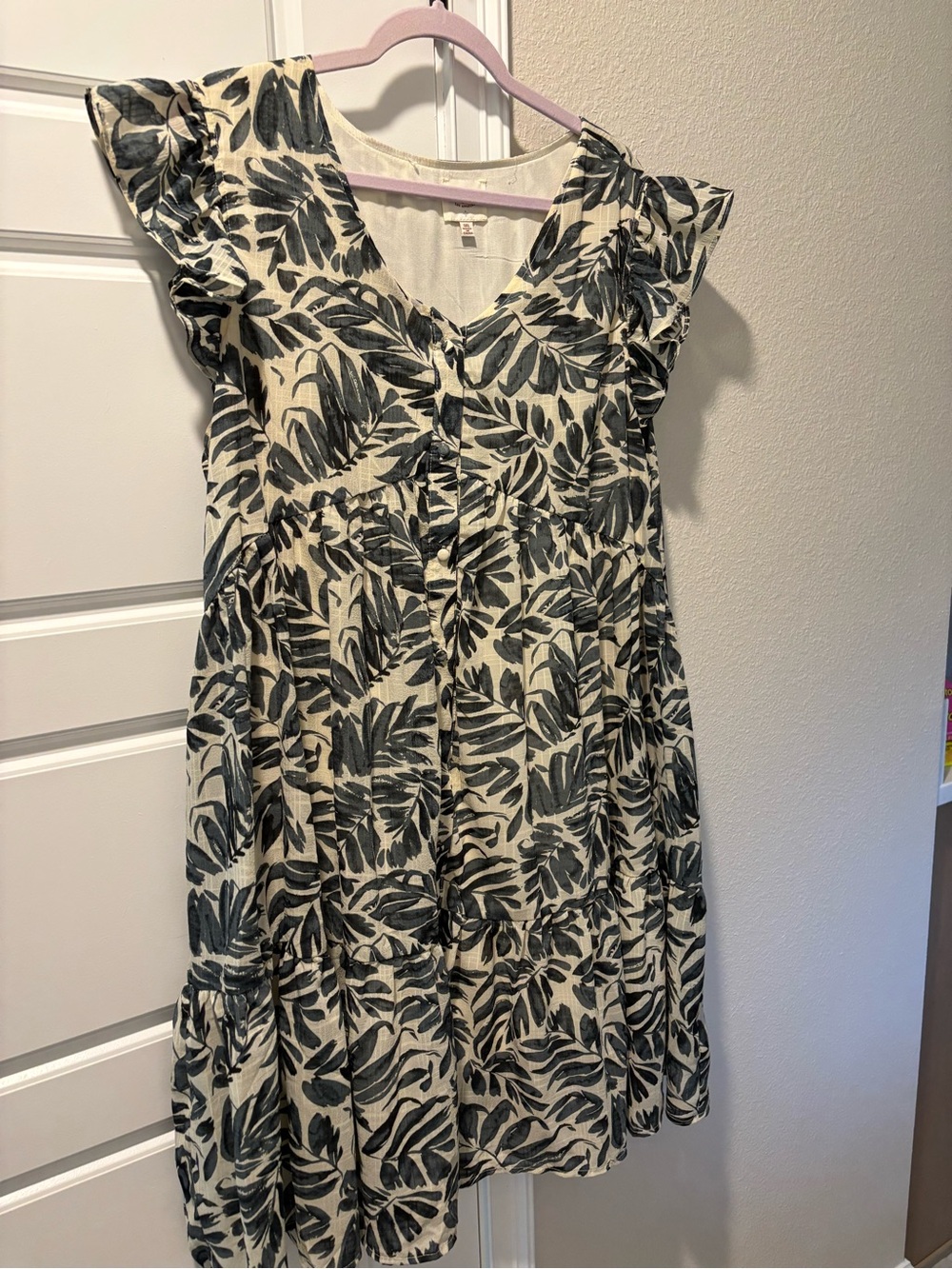 Women’s Cream and Black Leaf Print V-Neck Ruffle Dress with pockets! Runs small.